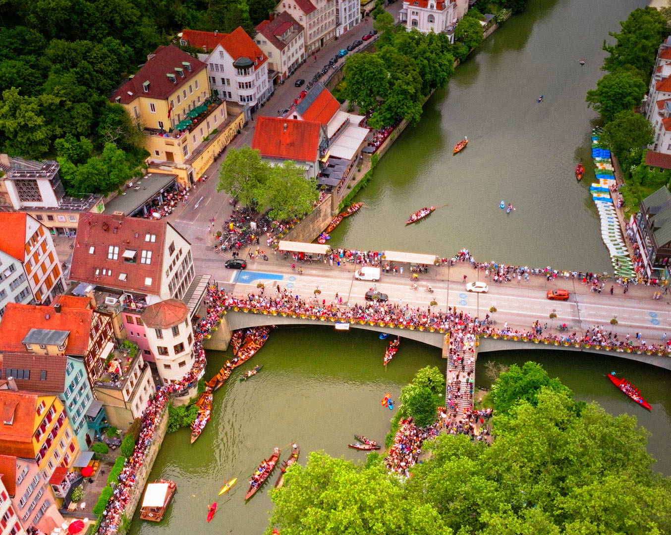 Luftaufnahme vom Tübinger Stocherkahnrennen