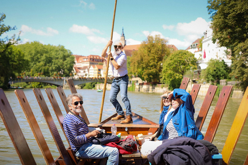 Gruppenfahrten auf einem Stocherkhan in Tübingen bei Sonnenschein
